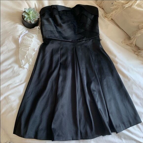 White House Black Market Strapless Pleated‎  Cocktail Dress Black 4 EUC - Picture 4 of 8